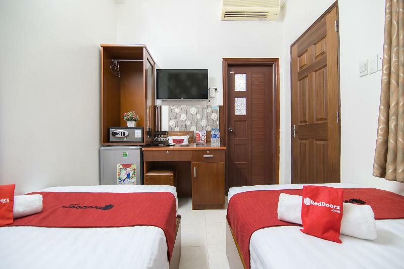 Отель Reddoorz @ Pham Ngu Lao Street 4 Хошимин Экстерьер фото